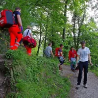 Tik nad tlemi odprl rezervno padalo