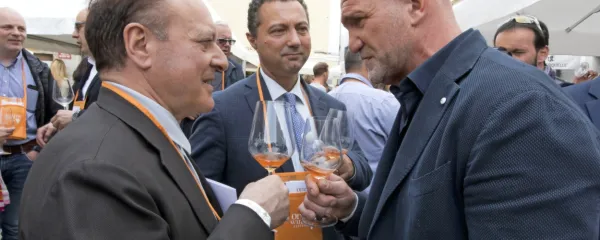 Giovanni Mantovani  in Flavio Innocenzi (z leve), direktor in komercialni direktor 
Vinitaly, z vinarjem Alešem Kristančičem (Movia) na Festivalu oranžnih vin.