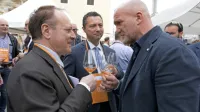 Giovanni Mantovani  in Flavio Innocenzi (z leve), direktor in komercialni direktor 
Vinitaly, z vinarjem Alešem Kristančičem (Movia) na Festivalu oranžnih vin.