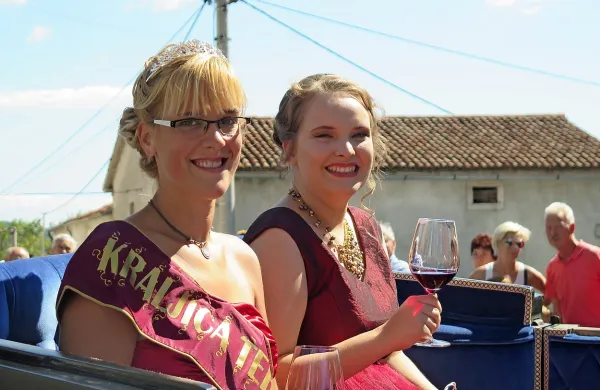 Pred dvema letoma je Kristina Tavčar (levo) krono predala Tinkari Gulič. Kdo bo nova kraljica terana? 