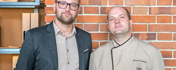 V restavraciji Kamin na Belvederju za dobro počutje gostov skrbita Sašo Ambrož 
(levo) in kuharski mojster Jernej Podpečan s sodelavci.