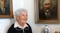 Dragica Sosič je izjemna in hkrati tenkočutna pripovedovalka 
zgodb iz življenja družine Kosovel.