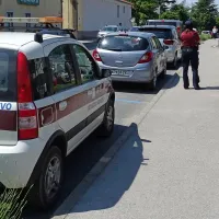 Bralec predlaga taktiko zoper nemarne lastnike psov: “Če se lahko 
redarji pred zdravstvenim domom skrijejo za vogal in prežijo na 
voznike, ki niso označili ure prihoda, se lahko zaradi mene tudi 
skrijejo v grmovje in čakajo, da skrbniki psov ne poberejo kakcev.” 
(Fotografija je simbolična)