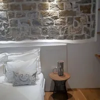 Pri prenovi starih hiš v hotel Memento v najožjem jedru 
historičnega Pirana so ohranili tako zidove kakor tudi spomine. 