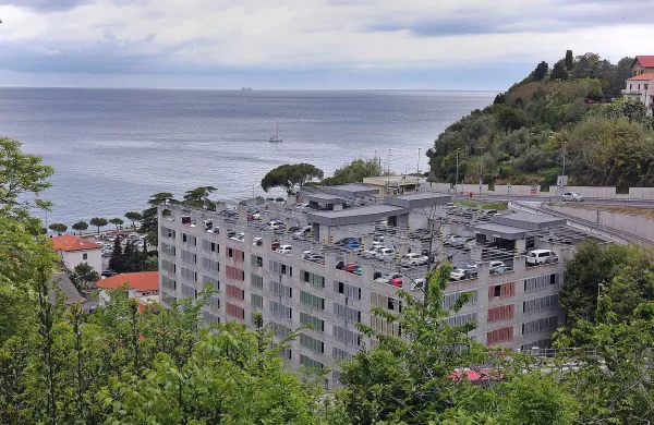 Garažno hišo Fornače, ki je v lasti banke Intesa Sanpaolo, bi rada 
kupila piranska občina. 