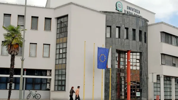 Stavbo v Rožni Dolini bodo obnovili in energetsko sanirali. 