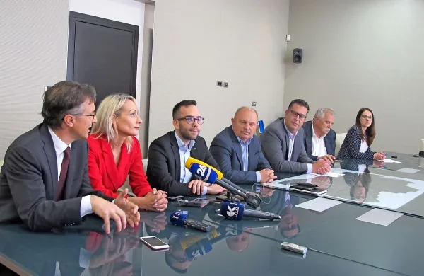 Istrski poslanci (z  leve Felice Žiža, Meira Hot, Gregor Perič, Branko Simonovič; skrajno desno Vojko Starovič) so se včeraj sestali s 
koprskim županom Alešem Bržanom (drugi z desne).