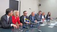 Istrski poslanci (z  leve Felice Žiža, Meira Hot, Gregor Perič, Branko Simonovič; skrajno desno Vojko Starovič) so se včeraj sestali s 
koprskim županom Alešem Bržanom (drugi z desne).