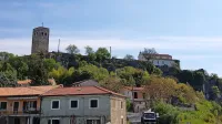 Ostanki tabora iz 15. stoletja v Kubedu. Na strateški točki, nad 
cesto, je stalo obzidano naselje s cerkvijo in obrambnimi stolpi. 
Nekaj od tega se je ohranilo do danes, predvsem obzidje. 