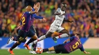 Nogometašem Barcelone (v temnejših dresih) je doma uspelo 
zaustaviti Sadia Maneja in soigralce. Kako bo nocoj?