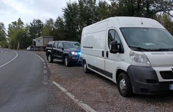 Policisti so včeraj zgodaj zjutraj v Podgorju ustavili kombi, v katerem je bilo 16 ilegalnih prebežnikov.

