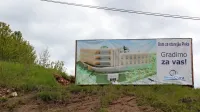 Sodoben dom starejših občanov, kot ga zdaj prikazuje pano, naj bi  
na Bedinku začel rasti v drugi polovici  leta, prve stanovalce  bi 
predvidoma sprejel v začetku leta 2021. 