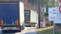 Tovornjaki iz Daruvarja, Zagreba, Romunije in od drugod, ki so  namenjeni v Italijo, po 1. juniju ne bodo več smeli voziti skozi Podgrad 
(na fotografiji) Starod ali Jelšane.