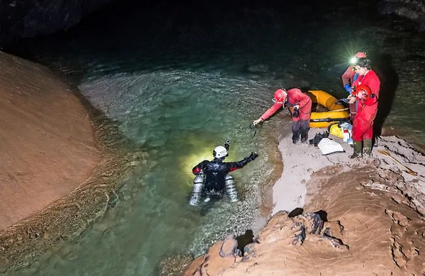 Raziskovalcem so v veliko pomoč tudi jamski potapljači. Na 
fotografiji med nameščanjem merilnih sond v Rakovem rokavu 
Planinske jame.