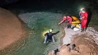 Raziskovalcem so v veliko pomoč tudi jamski potapljači. Na 
fotografiji med nameščanjem merilnih sond v Rakovem rokavu 
Planinske jame.