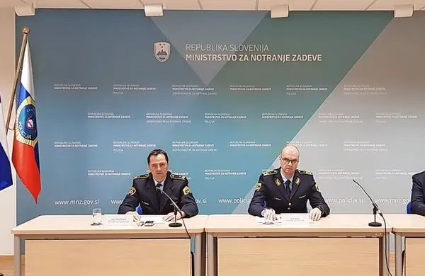Dogajanje, povezano s sredino ugrabitvijo in migrantsko problematiko, so danes na generalni policijski upravi predstavili (z
leve) Peter Skerbiš, Jože Senica in Tomaž Peršolja.