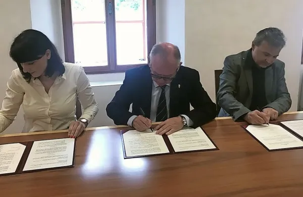 Nina Gramc, Danilo Zavrtanik in Matjaž Valant (z leve) ob podpisu 
pogodbe. 