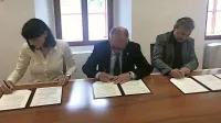 Nina Gramc, Danilo Zavrtanik in Matjaž Valant (z leve) ob podpisu 
pogodbe. 