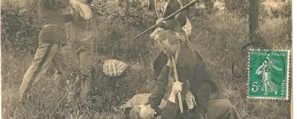 Prizor boja  kontrabantarjev in finančnih stražnikov na francoski razglednici. Serija razglednic z  motivi tihotapstva in 
kontrabanta  je nastala v letih  1900-1907.



