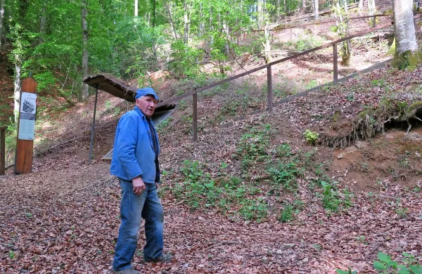 Ivan Valenčič na meji med svojo in občinsko parcelo, ki jo 
namerava za jutrišnji pohod zagraditi, ker ga moti, da  ga nihče ni 
vprašal za soglasje. 