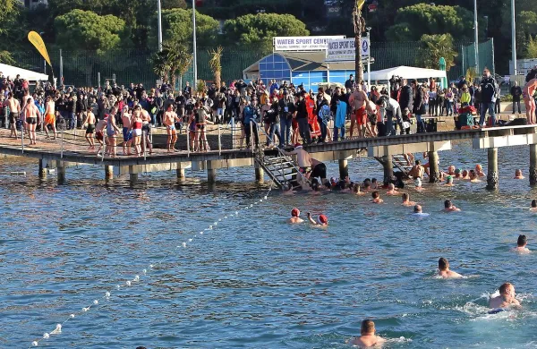 Novoletnih skokov v morje pred dobrima dvema letoma si 
Ljubljančan in Borovničan nista ogledala niti od daleč, saj sta se na 
parkirišču stepla zaradi parkirnega mesta. 