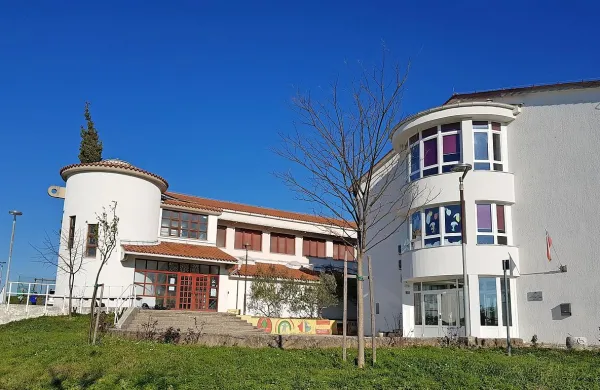 V OŠ Ivana Babiča-Jagra v Marezigah se že leta soočajo s hudo 
prostorsko stisko, saj je  stavba dimenzionirana za največ 160 
šolarjev.