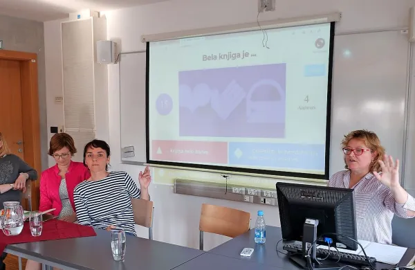 Belo knjigo o prevajanju so v Kopru predstavile (z leve) Viktorija Osolnik Kunc, Kristina M. Pučnik, Ana Beguš in Barbara Pregelj. 