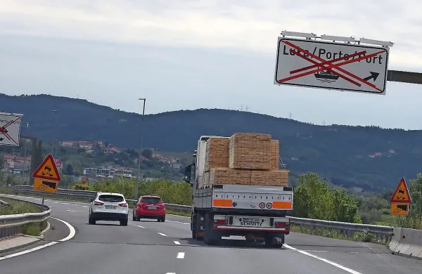 Prečrtana tabla za Luko Koper že dolgo opominja, da pristanišče 
nima svojega odcepa z avtoceste.