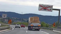 Prečrtana tabla za Luko Koper že dolgo opominja, da pristanišče 
nima svojega odcepa z avtoceste.
