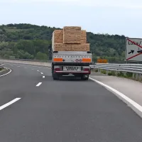 Prečrtana tabla za Luko Koper že dolgo opominja, da pristanišče 
nima svojega odcepa z avtoceste.