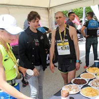 Lucija Krkoč in Elis Filipič med okrepčilom

