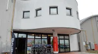 V noči na ponedeljek so neznanci vlomili v trgovino s specializirano kolesarsko opremo Mathitech na Kraški ulici v Sežani in 
ukradli dvanajst koles.