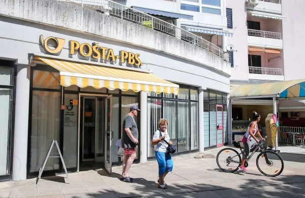 Poslovalnici v  Jagodju so pred štirimi leti skrajšali urnike, jeseni lani so prodajali  tlakovano dvorišče, to jesen bodo najbrž  poslovalnico.