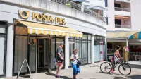 Poslovalnici v  Jagodju so pred štirimi leti skrajšali urnike, jeseni lani so prodajali  tlakovano dvorišče, to jesen bodo najbrž  poslovalnico.
