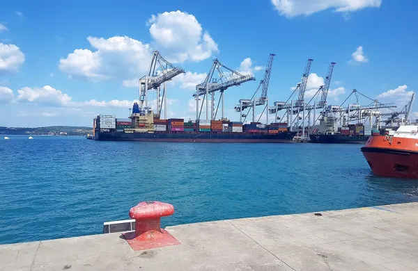 S podaljšanjem bo prvi pomol, ob katerem privezujejo kontejnerske ladje, dolg 700 metrov.  