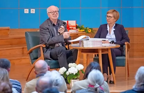 Drago Kolenc je pivškemu občinstvu nastajanje knjige in njeno 
vsebino predstavil v pogovoru z urednico Dragico Jaksetič. 