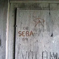 V slabem stoletju so v vrata svoje ime vrezali številni pastirji.