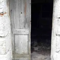 Planinska koča ostaja brez desnega krila vrat.