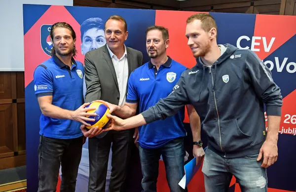 Z leve: Sebastjan Škvorc (pomočnik selektorja), Metod Ropret 
(predsednik OZS), Alberto Giuliani (selektor) in Tine Urnaut 
(kapetan reprezentance)