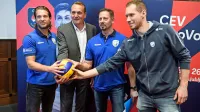 Z leve: Sebastjan Škvorc (pomočnik selektorja), Metod Ropret 
(predsednik OZS), Alberto Giuliani (selektor) in Tine Urnaut 
(kapetan reprezentance)