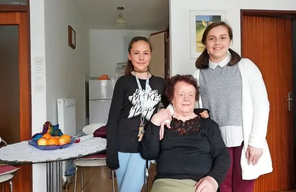 Upokojena učiteljica Ivanka Pribac, ob njej pa Gaia Vanessa 
Kavčnik (levo) in Lisa Funa. 