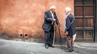 V Sloveniji nihče ne ve, koliko starejših potrebuje dolgotrajnoa 
oskrbo, koliko jih  zaradi nedostopnosti hira doma, koliko je 
razseljenih po domovih  starejših po vsej Sloveniji in na Hrvaškem.