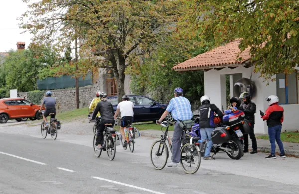Ob glavni cesti v Štanjelu bodo s pomočjo projekta Crossmoby 
zgradili postajališče in polnilnico za električna kolesa ter ponudili 
možnost izposoje tako občanom kot turistom.