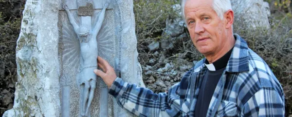 Duhovnik in idejni vodja križevega pota Vid Premrl je sam izklesal križanega Kristusa za 12. postajo.