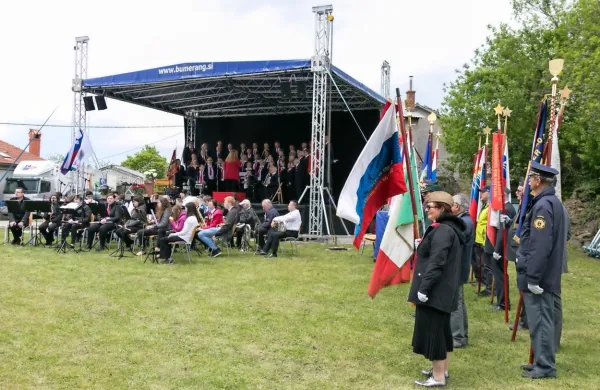 Tudi slaba vremenska napoved ni skalila sobotnega spominskega 
dne na Kozjanah.