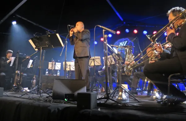 Boštjan Gombač je na tidldibab zaigral  v spremstvu trobilnega 
ansambla slovenske filharmonije.