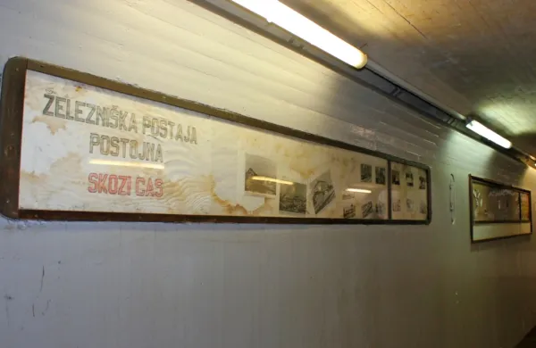 Bodo v zdaj zanemarjenem železniškem podhodu turistom namesto razpadajočih vitrin s plesnivimi starimi razglednicami dobrodošlico 
izrekli junaki postojnskih legend?