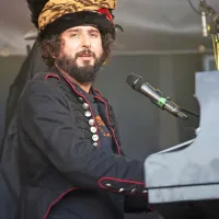 Vinicio Capossela bo 1. junija prepeval in klavir igral na praznovanju 70-letnice koprskega radia  v mestnem gledališču.