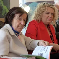 Pri Primorskem poletnem festivalu že četrt stoletja sodelujeta  
Neva Zajc (levo) in Katja Pegan.