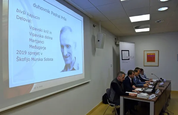 Civilna iniciativa Dovolj.je je včeraj objavila imena treh duhovnikov, ki naj bi spolno zlorabljali otroke, mladoletnike ali bogoslovce, ter pozvala vse, ki so bili žrtve spolnih zlorab teh ali 
drugih duhovnikov, naj se javijo.   